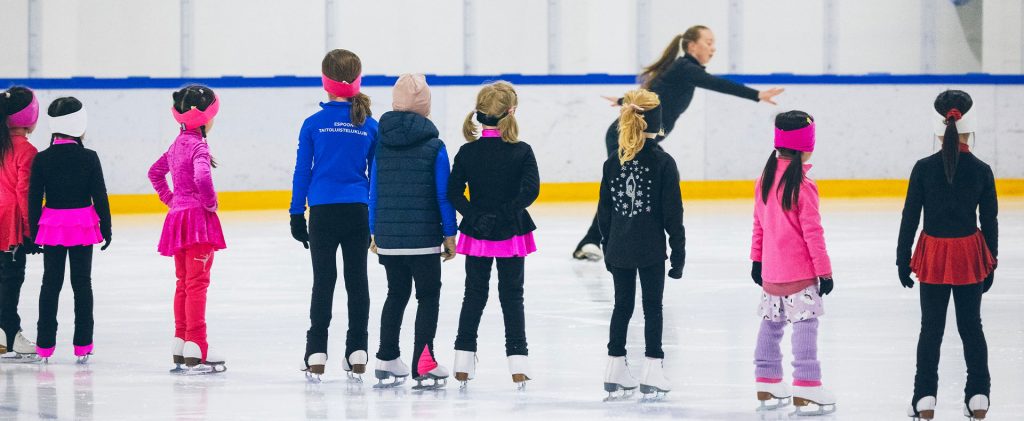 Luistelijat valmennuksessa